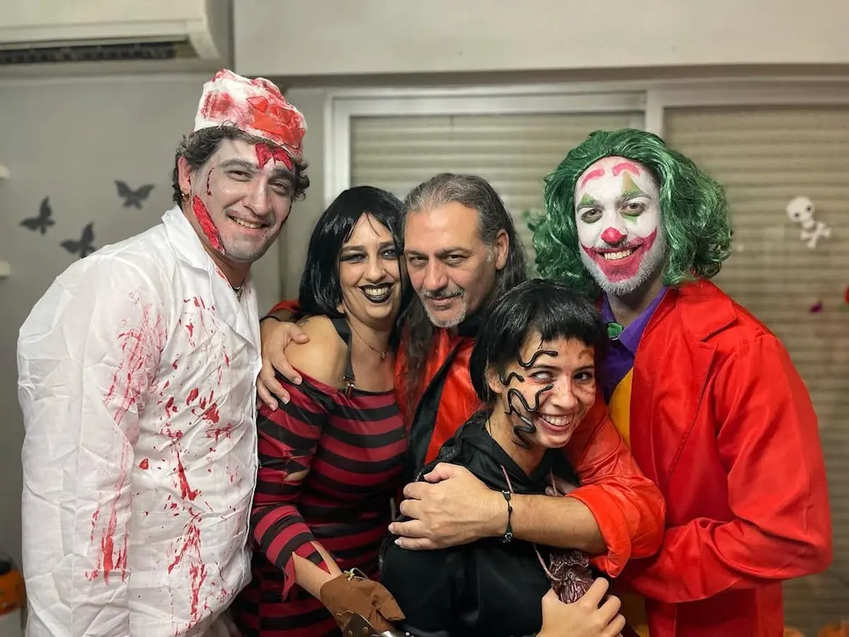 Dioni de Camela con su mujer y sus hijos, disfrazados.