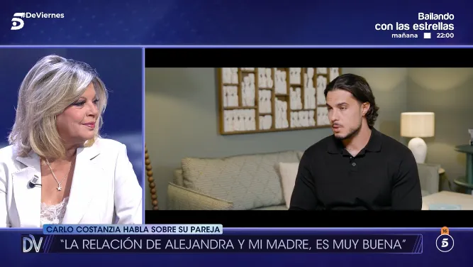 Terelu viendo la entrevista en De viernes de su yerno Carlo Costanzia