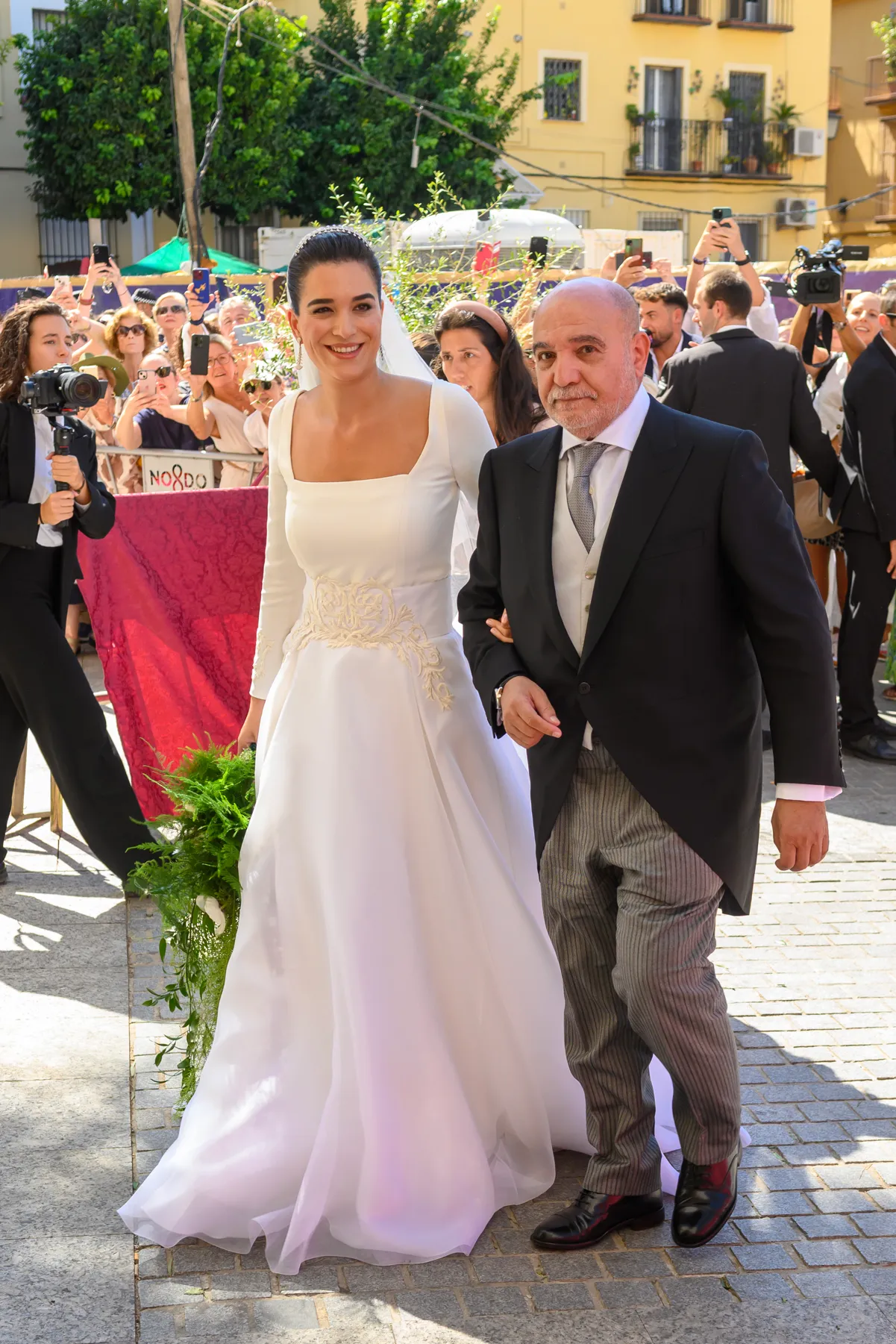 La novia, Bárbara Mirjan, llegando a la iglesia junto a su padre