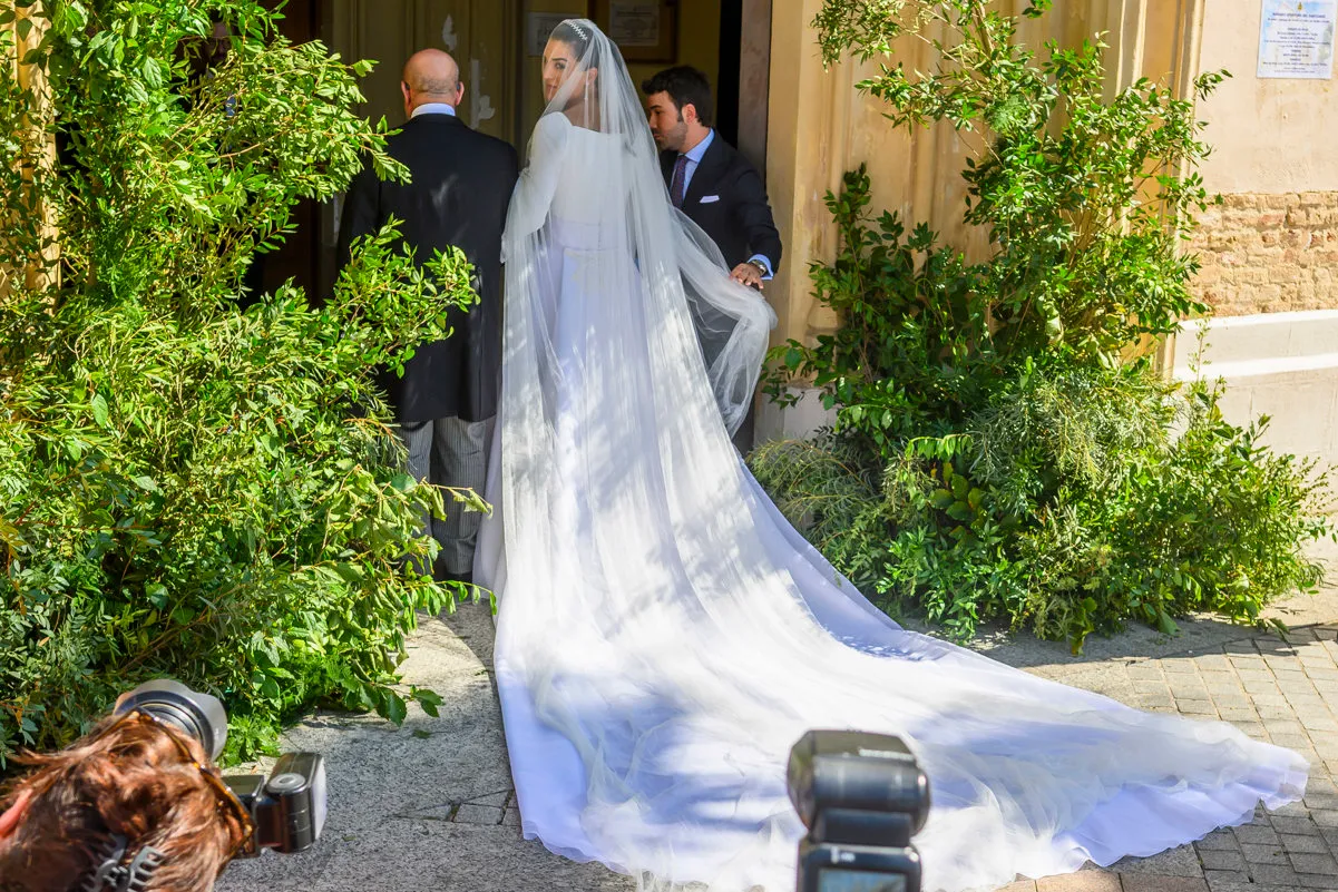 La novia a las puertas de la iglesia