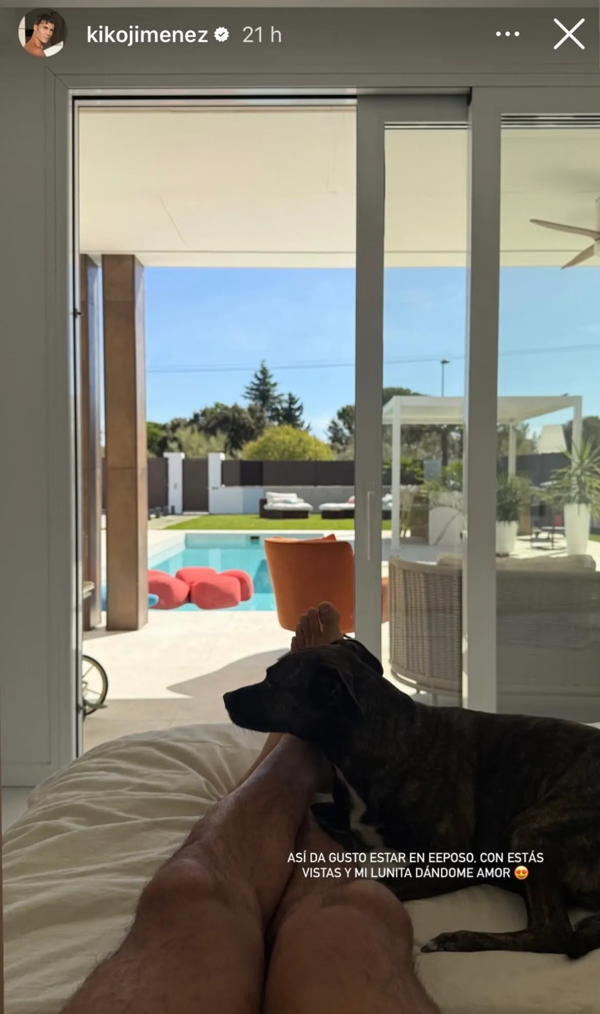 Kiko Jiménez en la casa que comparte con Sofía Suescun recuperándose.