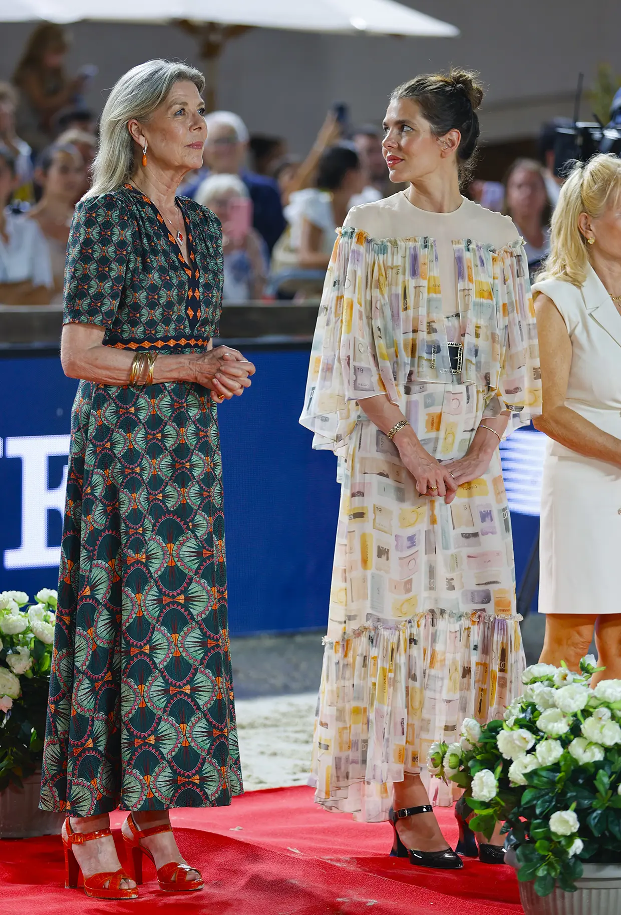 Carolina de Mónaco en el Jumping de Montecarlo, con un vestido de la diseñadora india Saloni Lodha y unas extremadas sandalias naranjas de Louboutin.
