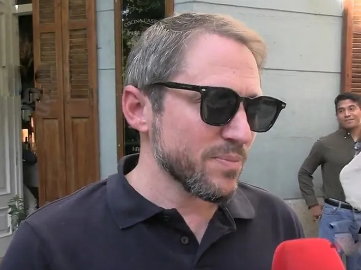 Manuel Martos hablando con la prensa.