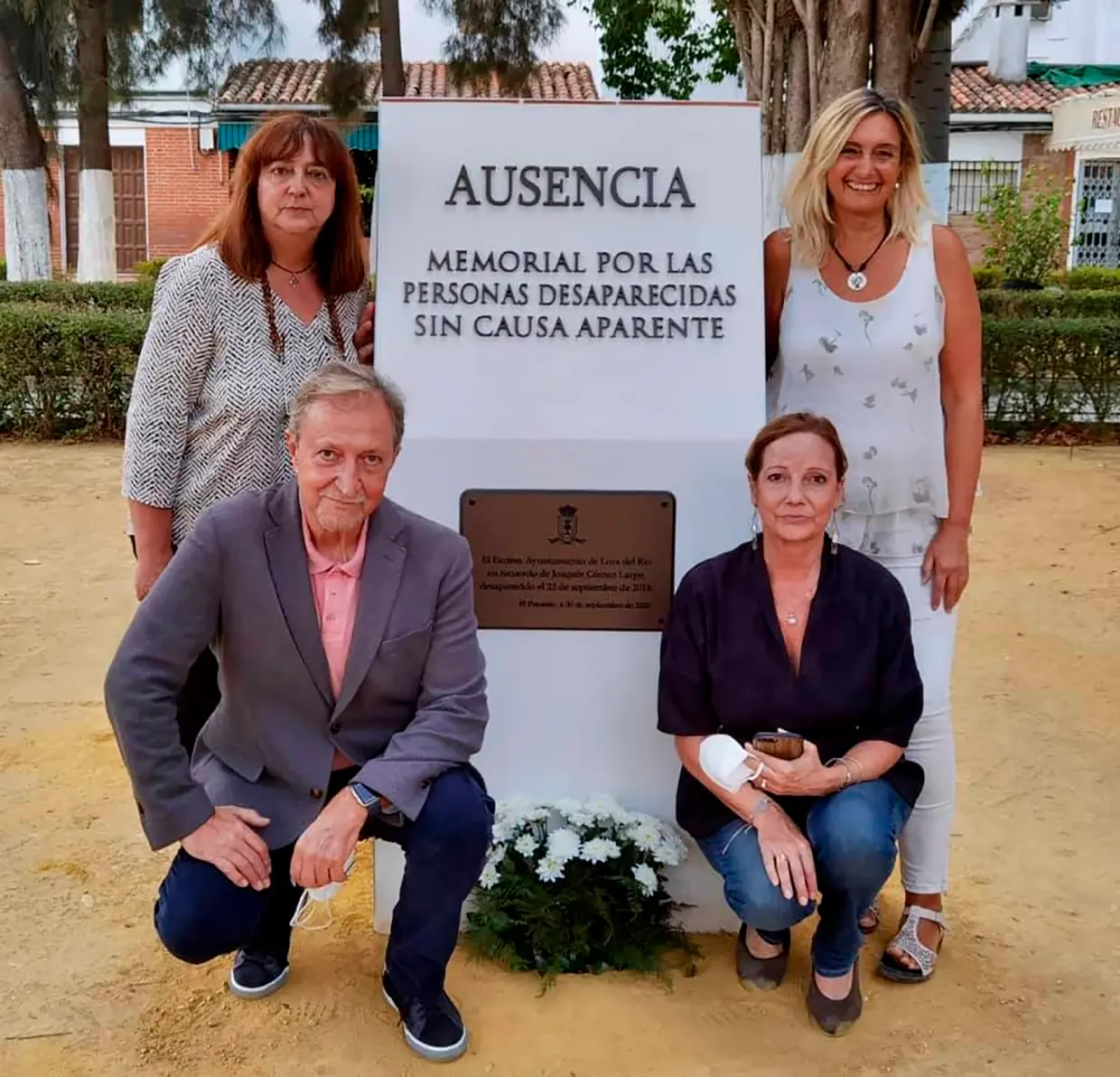 Paco Lobatón junto a un monumento memorial a las personas desaparecidas