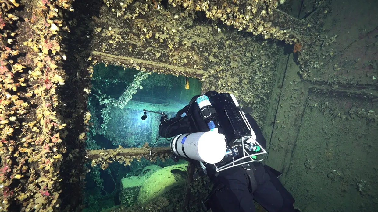 Un submarinista entrando por un boquete del casco del Britannic