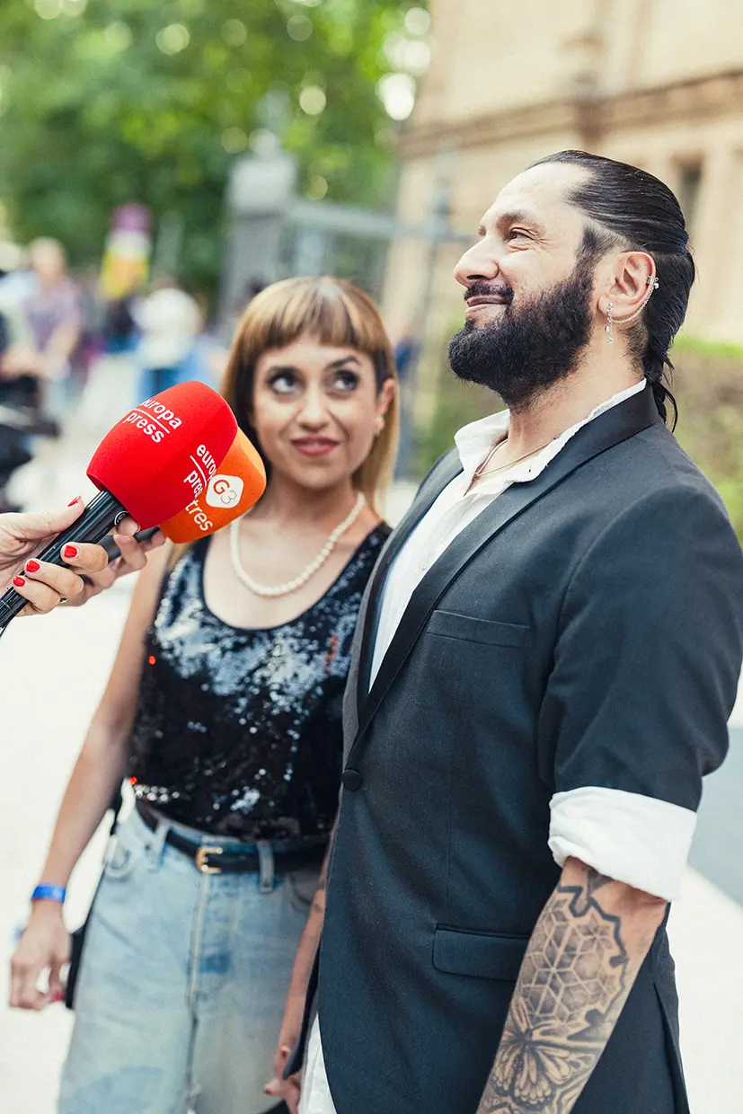 Rafael Amargo y su pareja entrevistados por los periodistas.