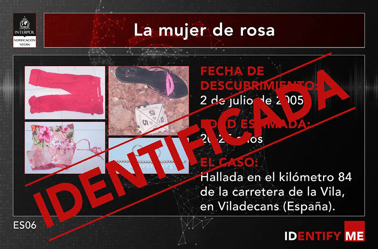 La mujer de rosa