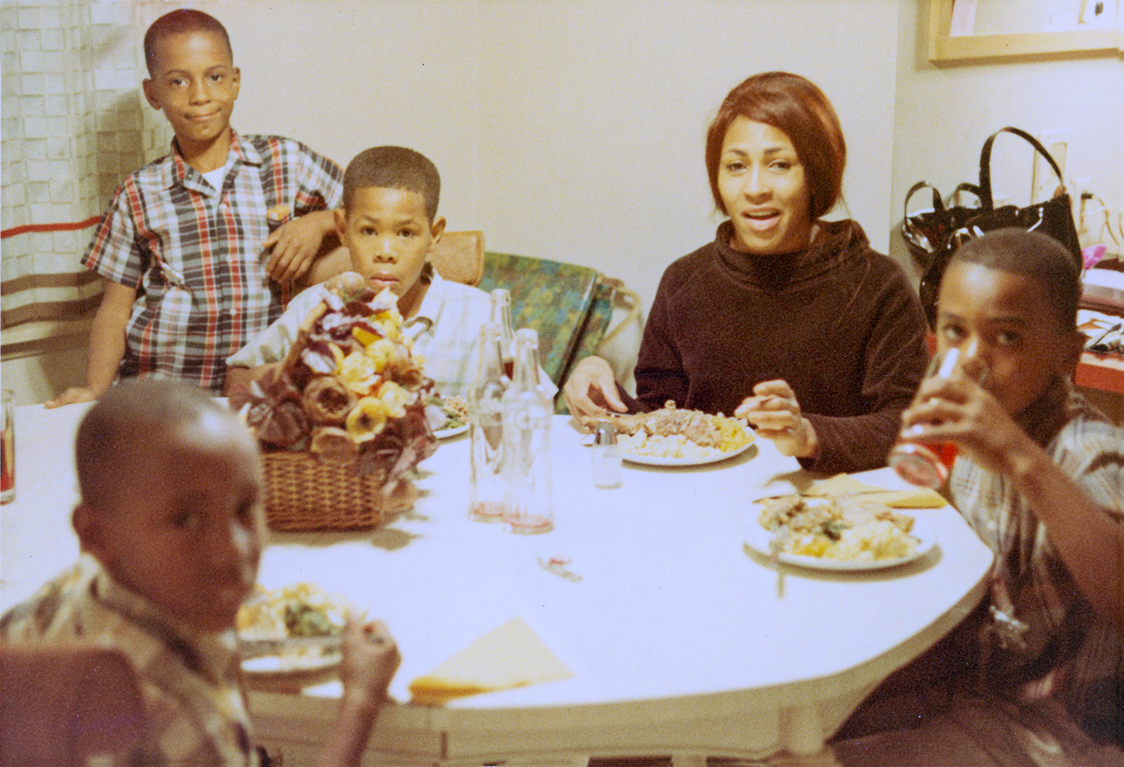 Tina Turner, de joven, con sus 4 hijos.