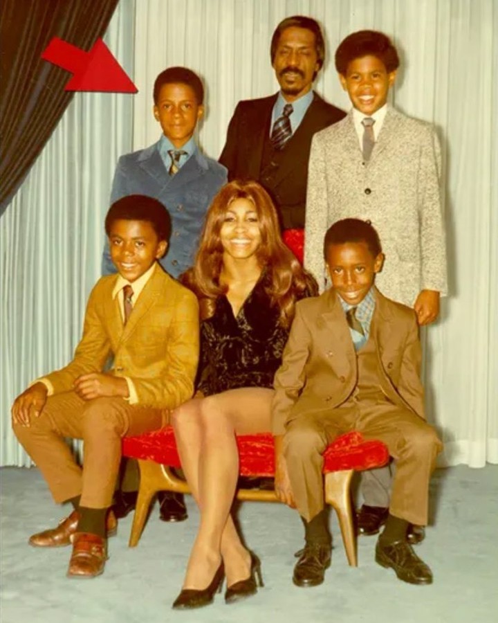 Ike Turner, Tina y sus hijos. La flecha señala a Ike Jr., recientemente fallecido.