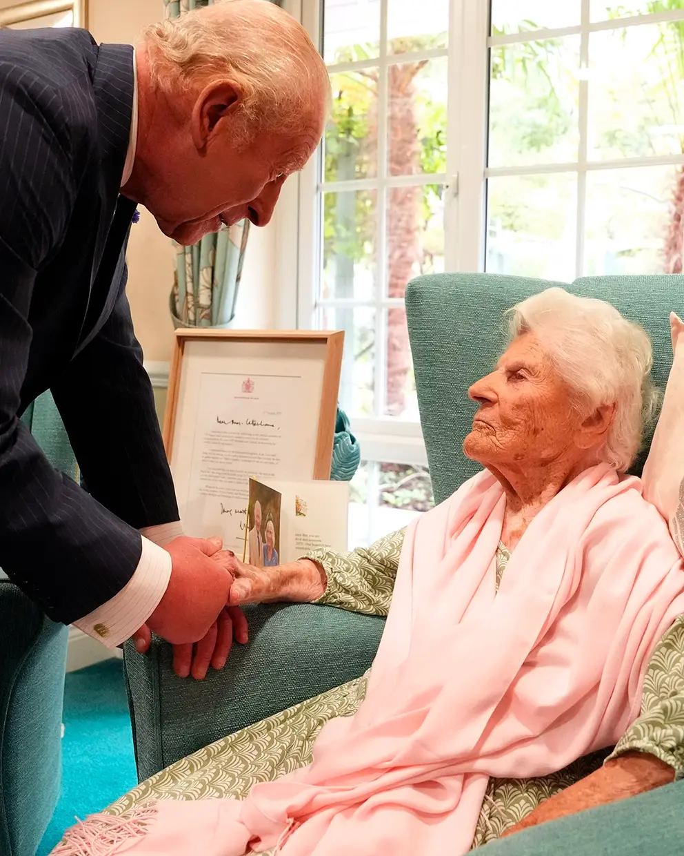 Carlos III de Inglaterra con una anciana