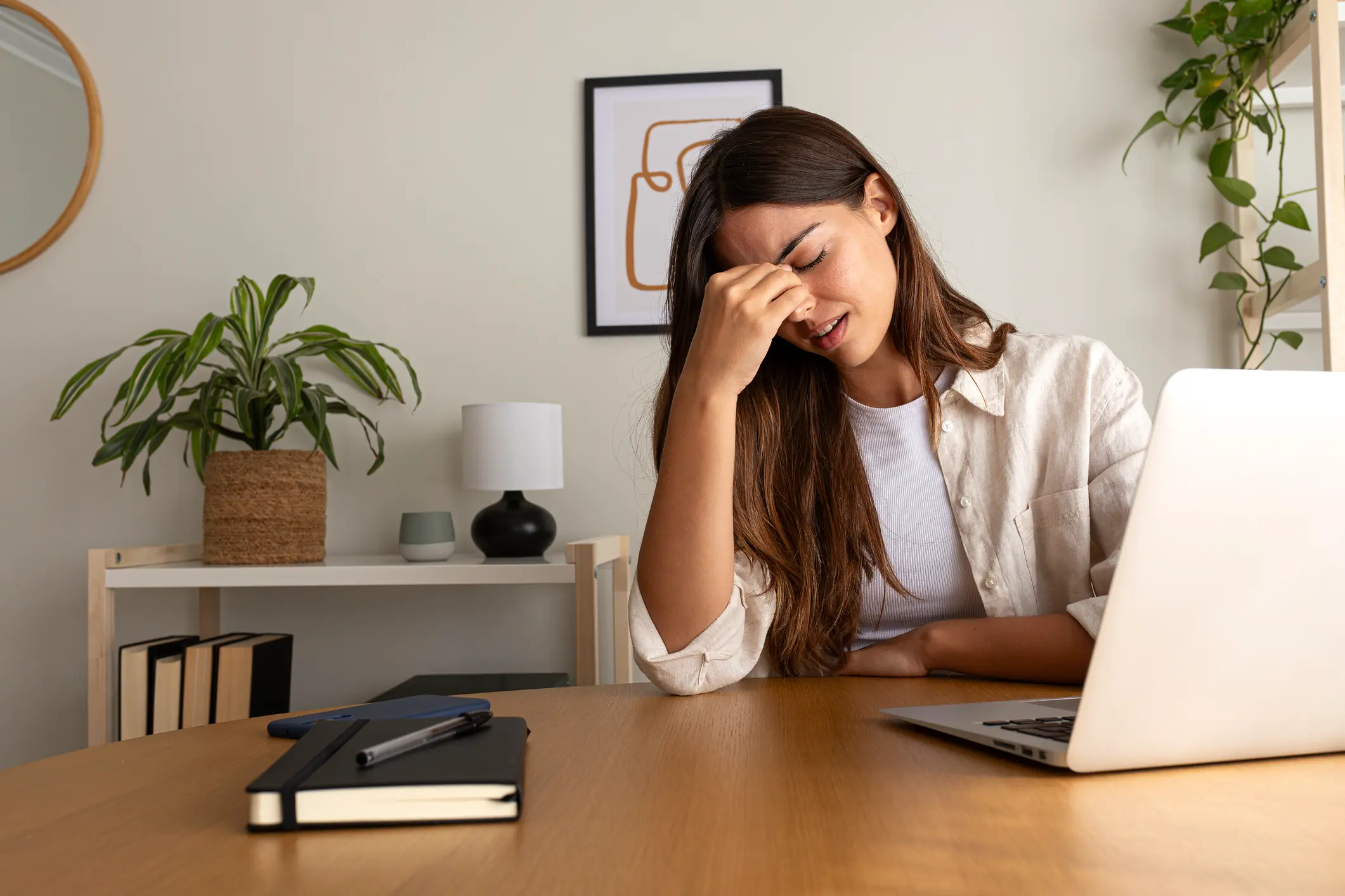mujer con dolor de cabeza