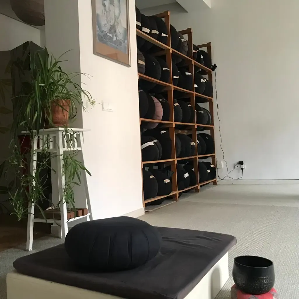 El centro zen que hay hoy en el piso donde murió Mario Biondo.