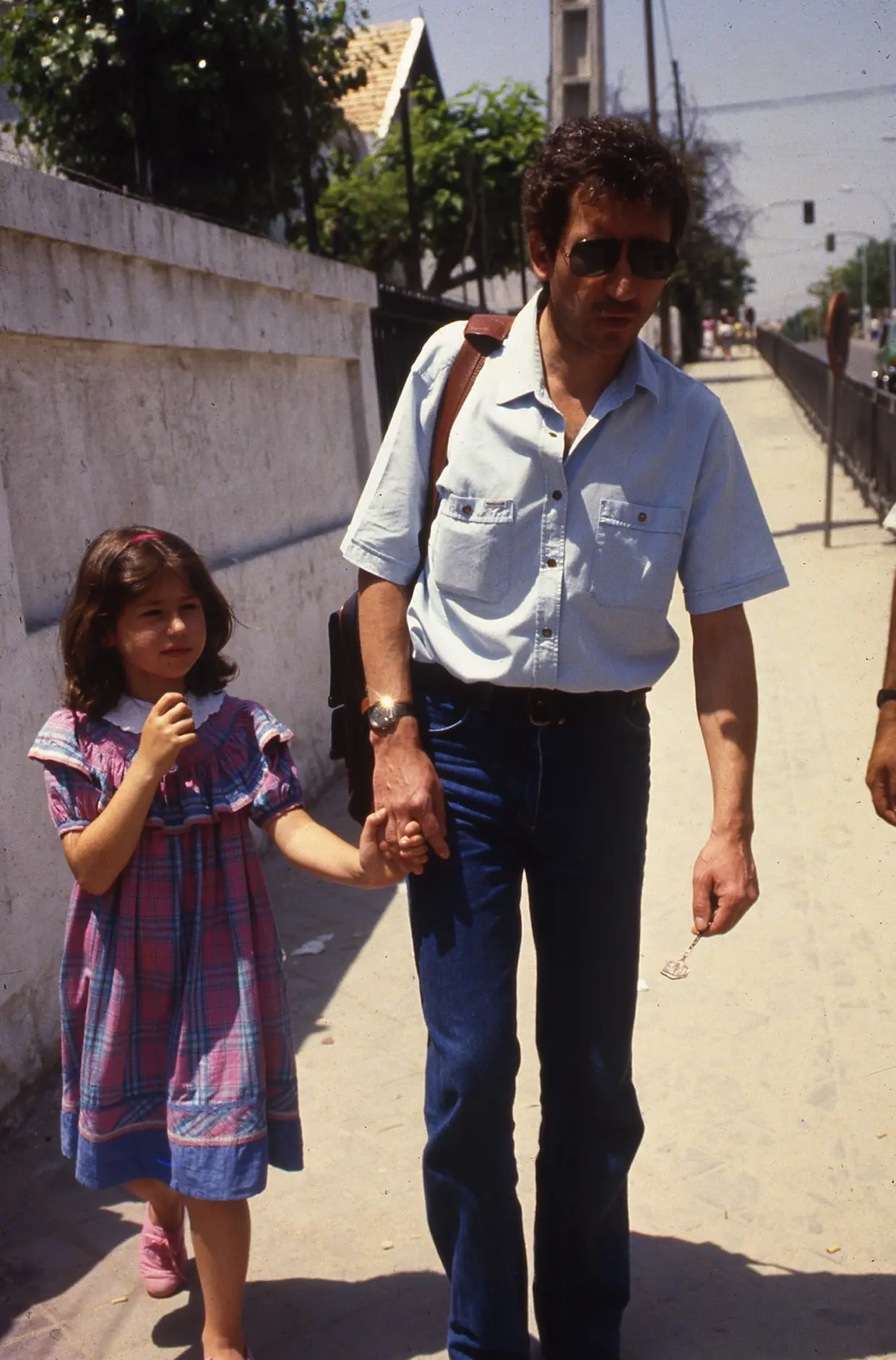 José Sacristán acompañado por su hija pequeña, Arnelle.