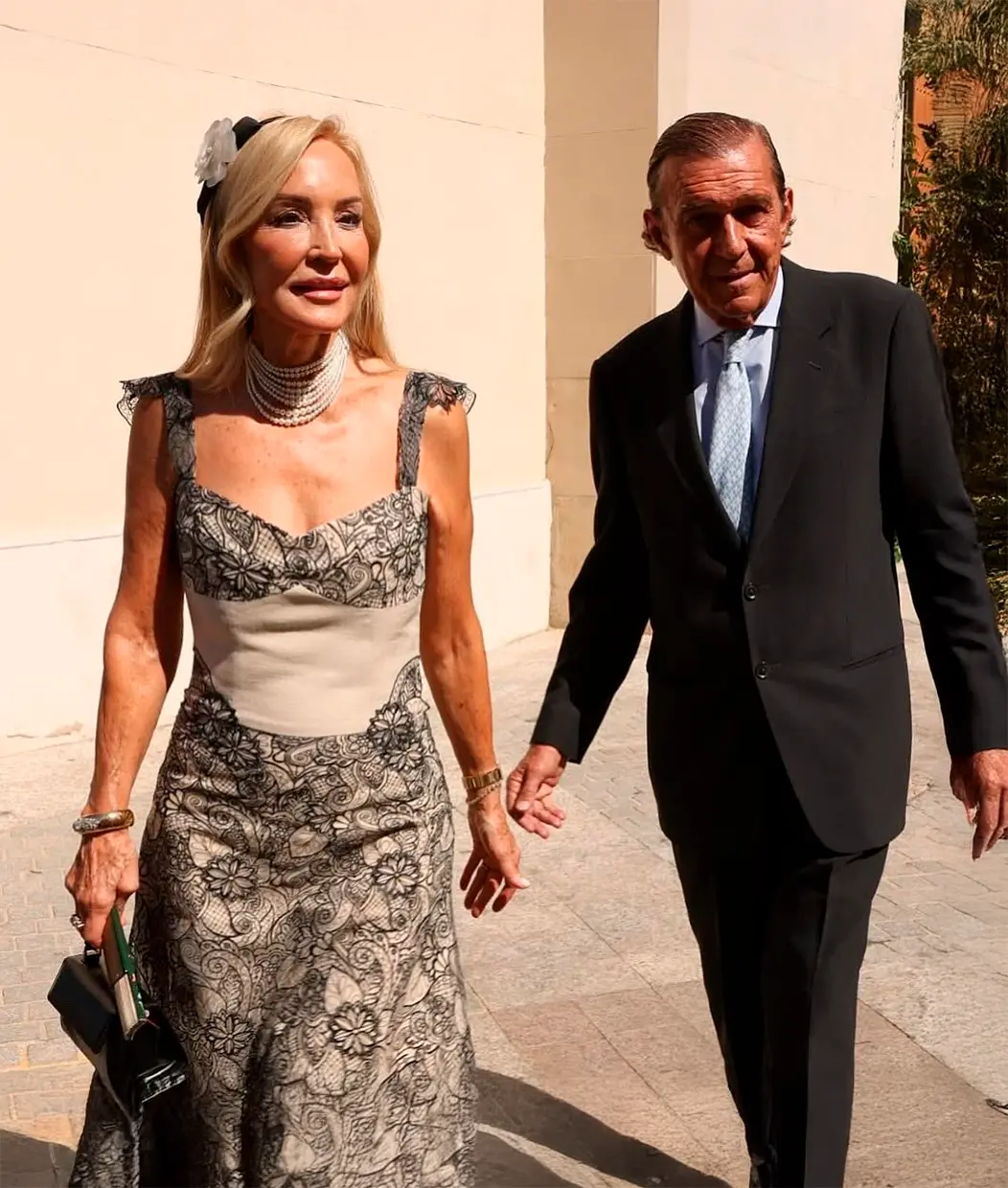 Carmen Lomana con su novio en una boda