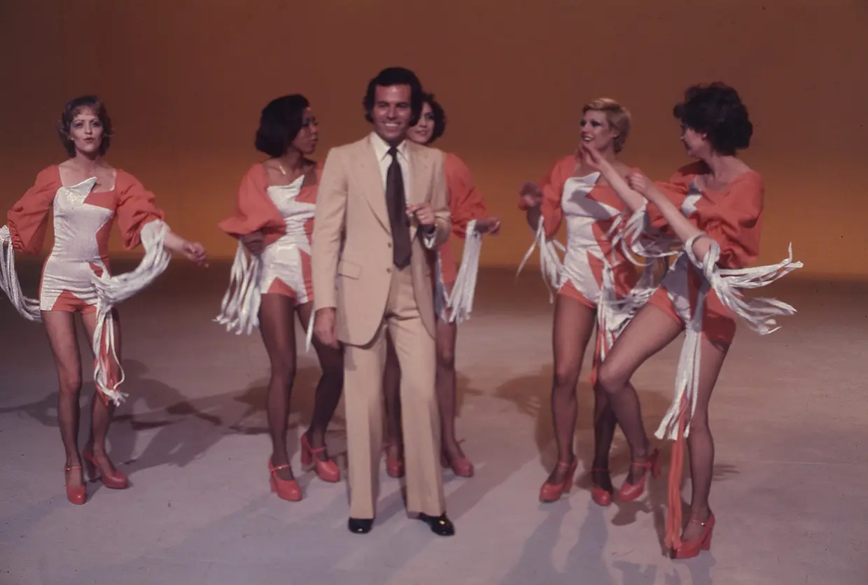 Julio Iglesias con sus coristas.