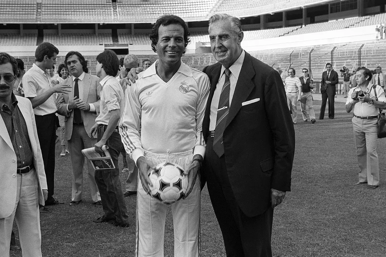 Julio Iglesias en un campo de fútbol