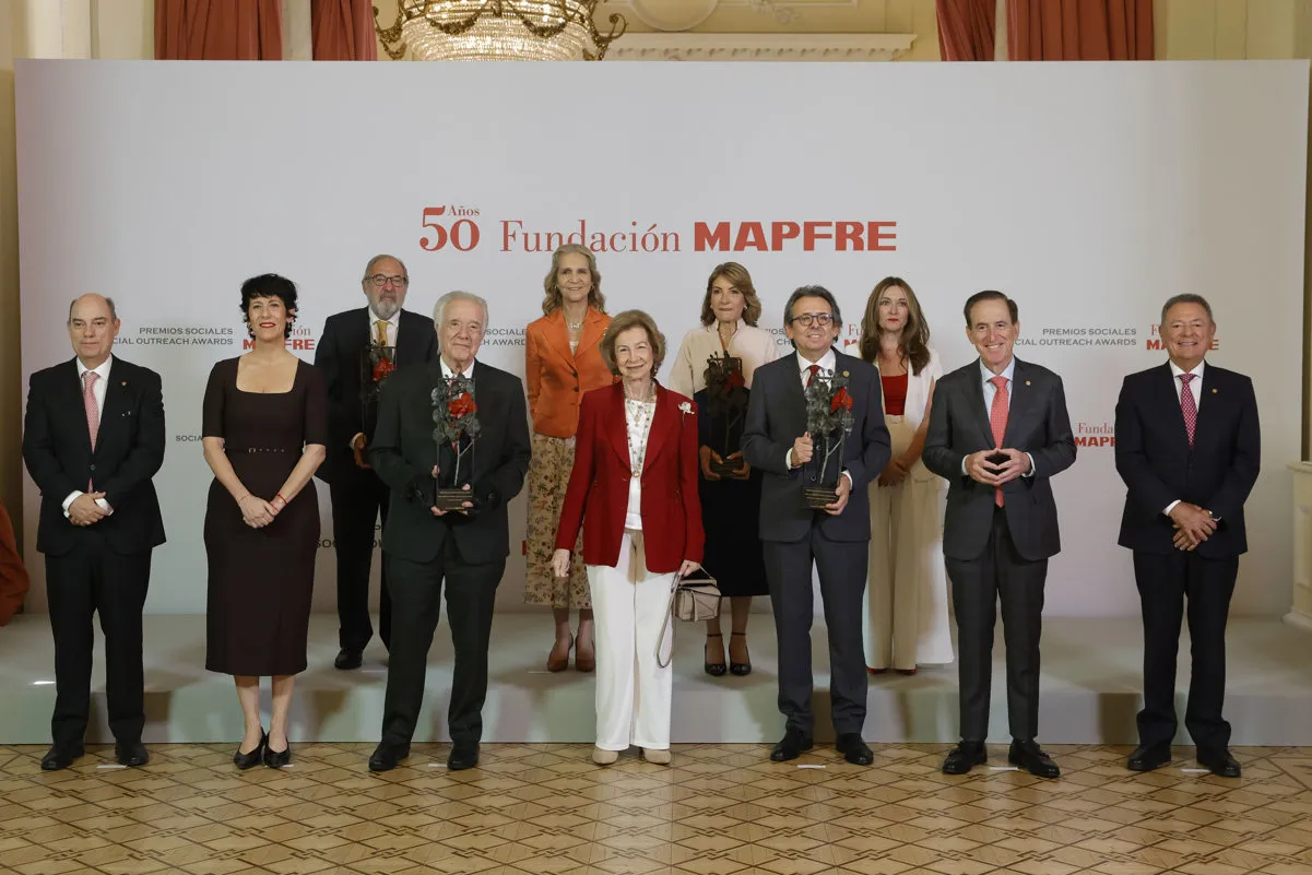La reina Sofía sujeta su bolso de Loewe en el posado oficial del evento.