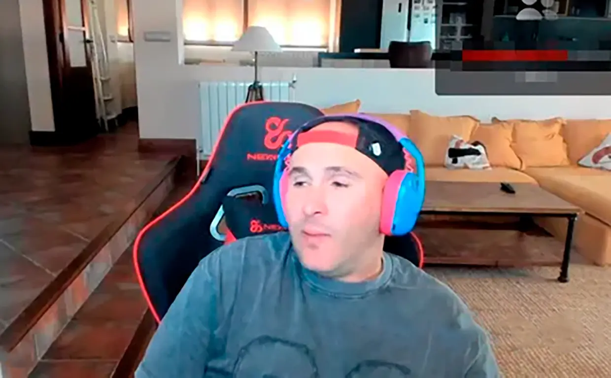 Kiko Rivera en el salón de su casa durante uno de sus directos de YouTube.