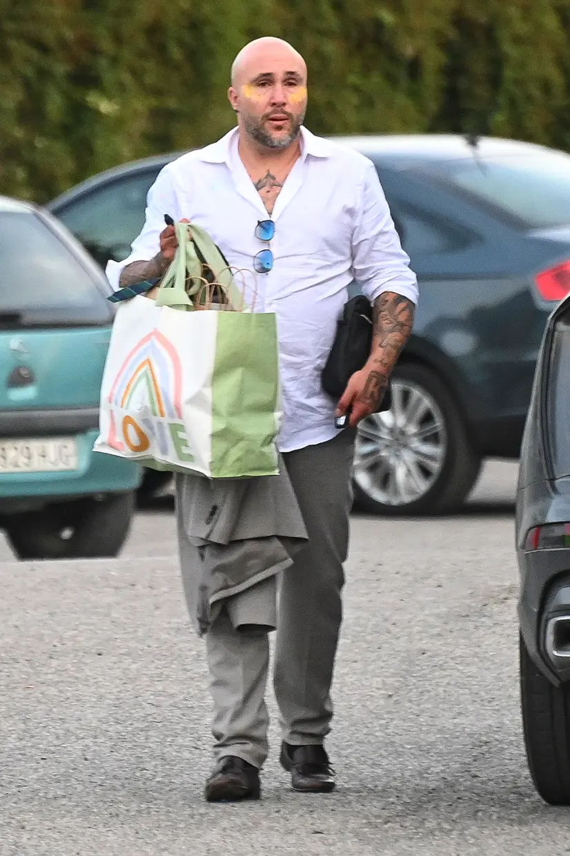 Kiko Rivera cargado con bolsas.