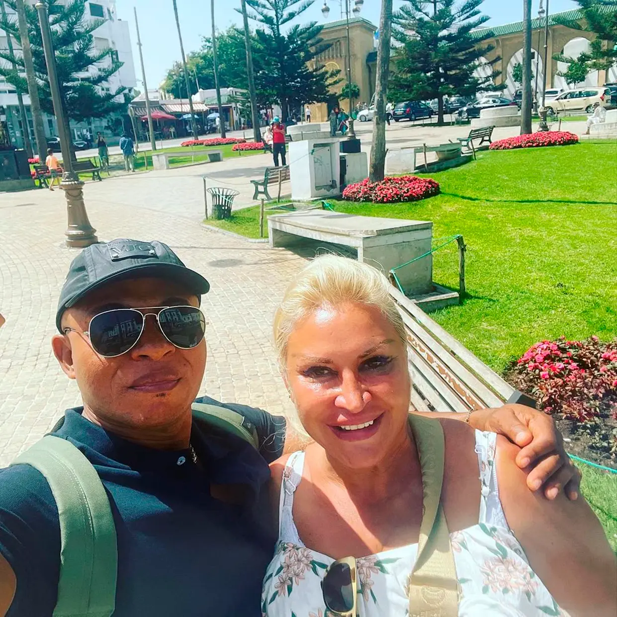 Raquel Mosquera posando junto a su marido