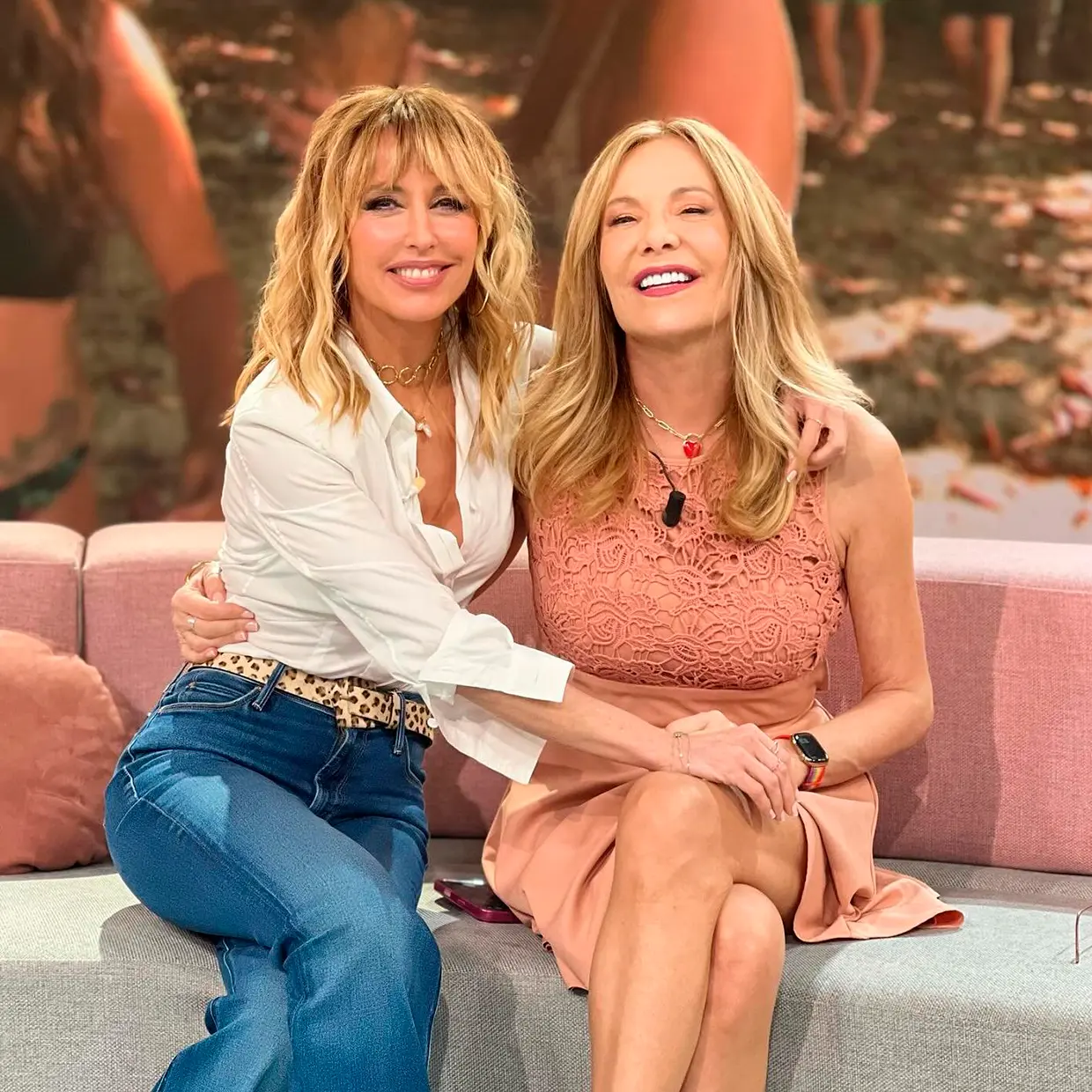 Emma García con Belén Rodríguez en el plató de 'Fiesta'.