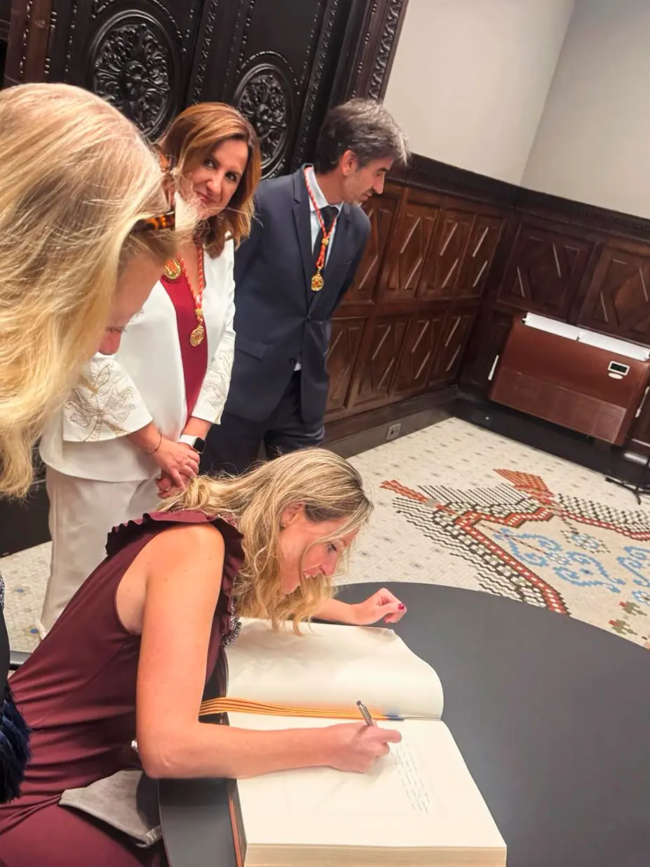 Andrea Prat firmando en el libro del ayuntamiento.