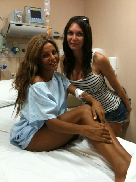 Yola Berrocal, acompañando a Sonia Monroy en el hospital.