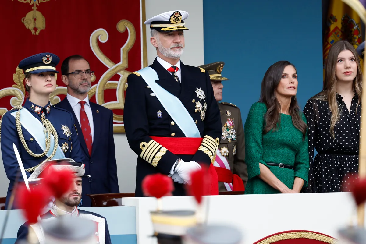Los Reyes, Felipe VI y Letizia, con la princesa Leonor y la infanta Sofía, en el desfile militar