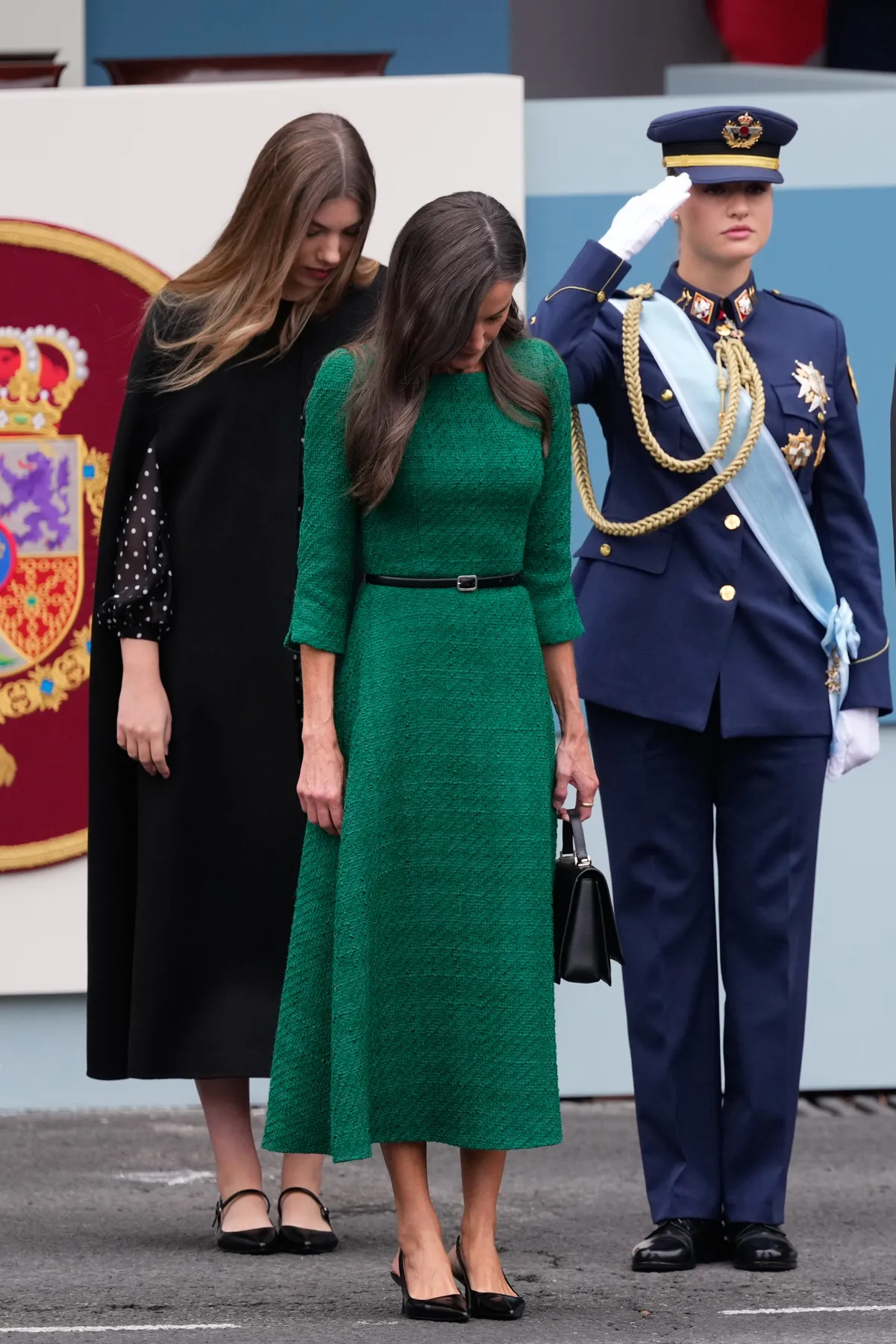 La reina Letizia, la princesa Leonor y la infanta Sofía en el desfile militar del 12 de octubre