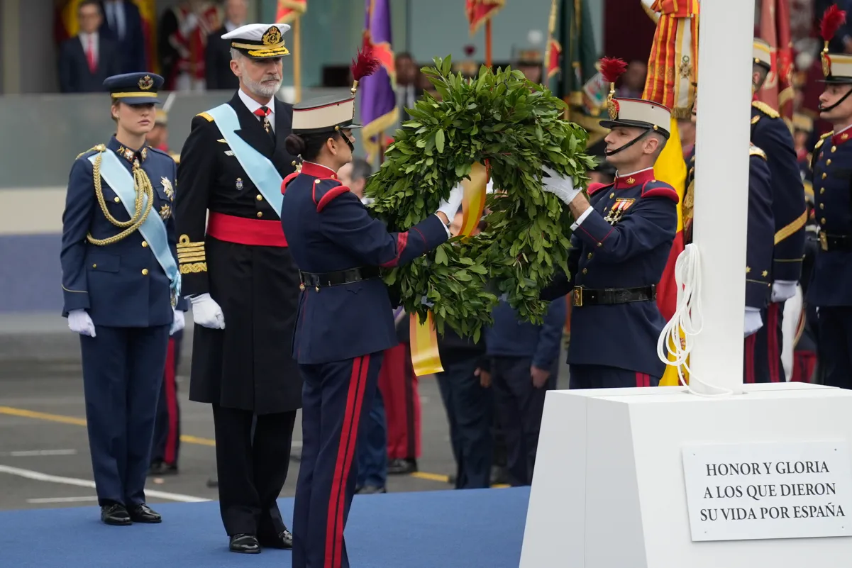 El rey Felipe VI y la princesa Leonor durante el homenaje a los caídos durante el desfile de las Fuerzas Armadas
