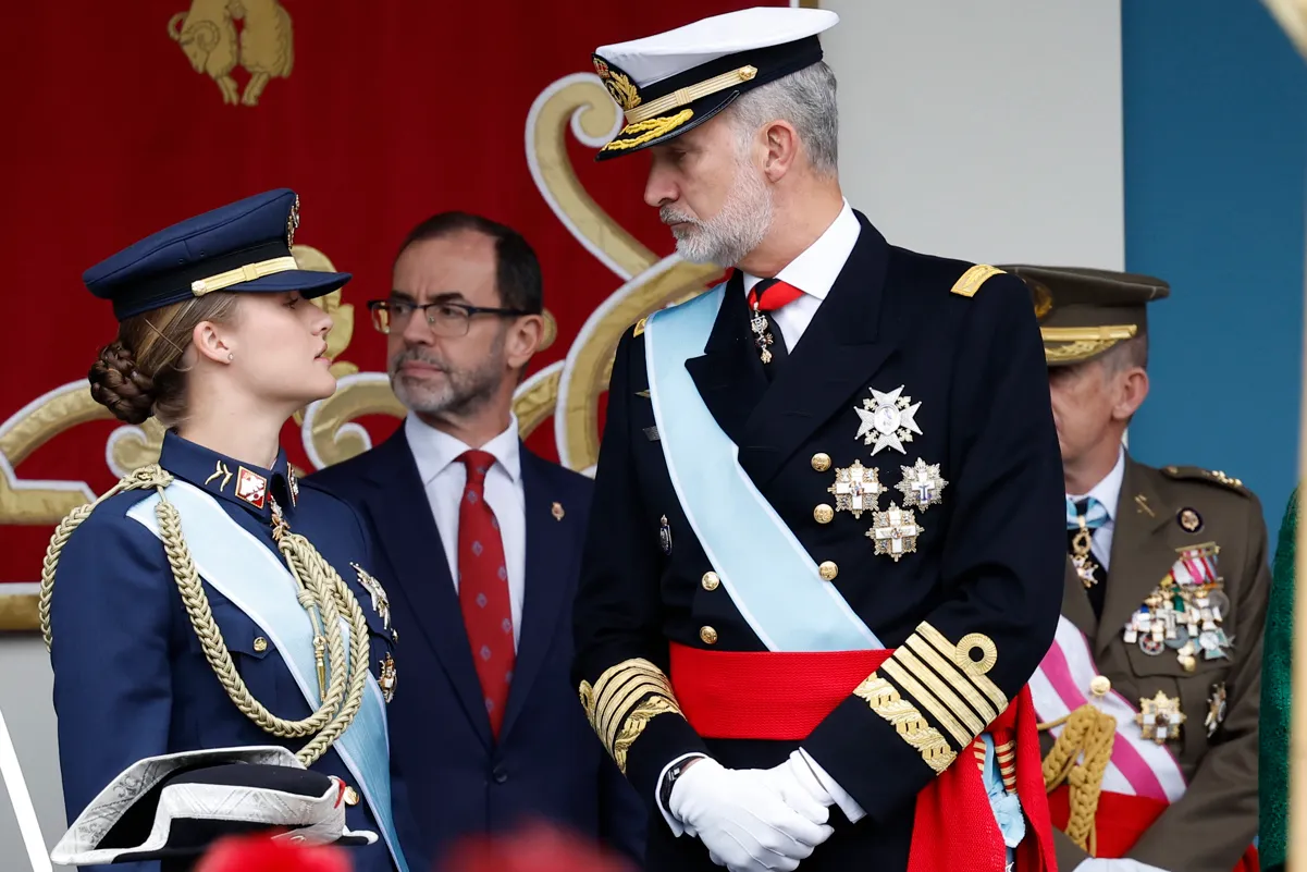 La princesa Leonor y el rey Felipe VI en el desfile de las Fuerzas Armadas