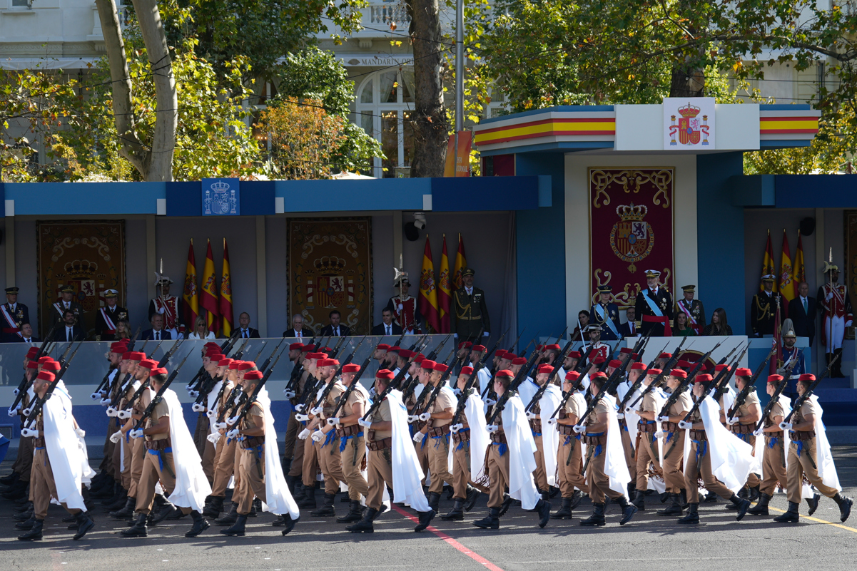 La Legión a su paso por la tribuna real durante el desfile de las Fuerzas Armadas