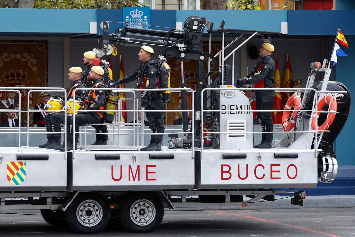 La unidad de buceo de la UME durante el desfile de las Fuerzas Armadas