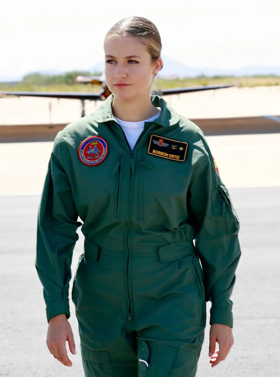 La princesa Leonor en uniforme militar delante un avión.