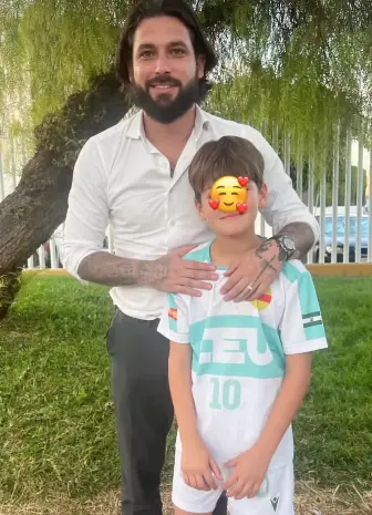 Jota Peleteiro junto a sus hijos y Fran, hijo de Kiko Rivera y Jessica Bueno.