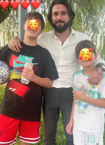 Jota Peleteiro junto a sus hijos y Fran, hijo de Kiko Rivera y Jessica Bueno.