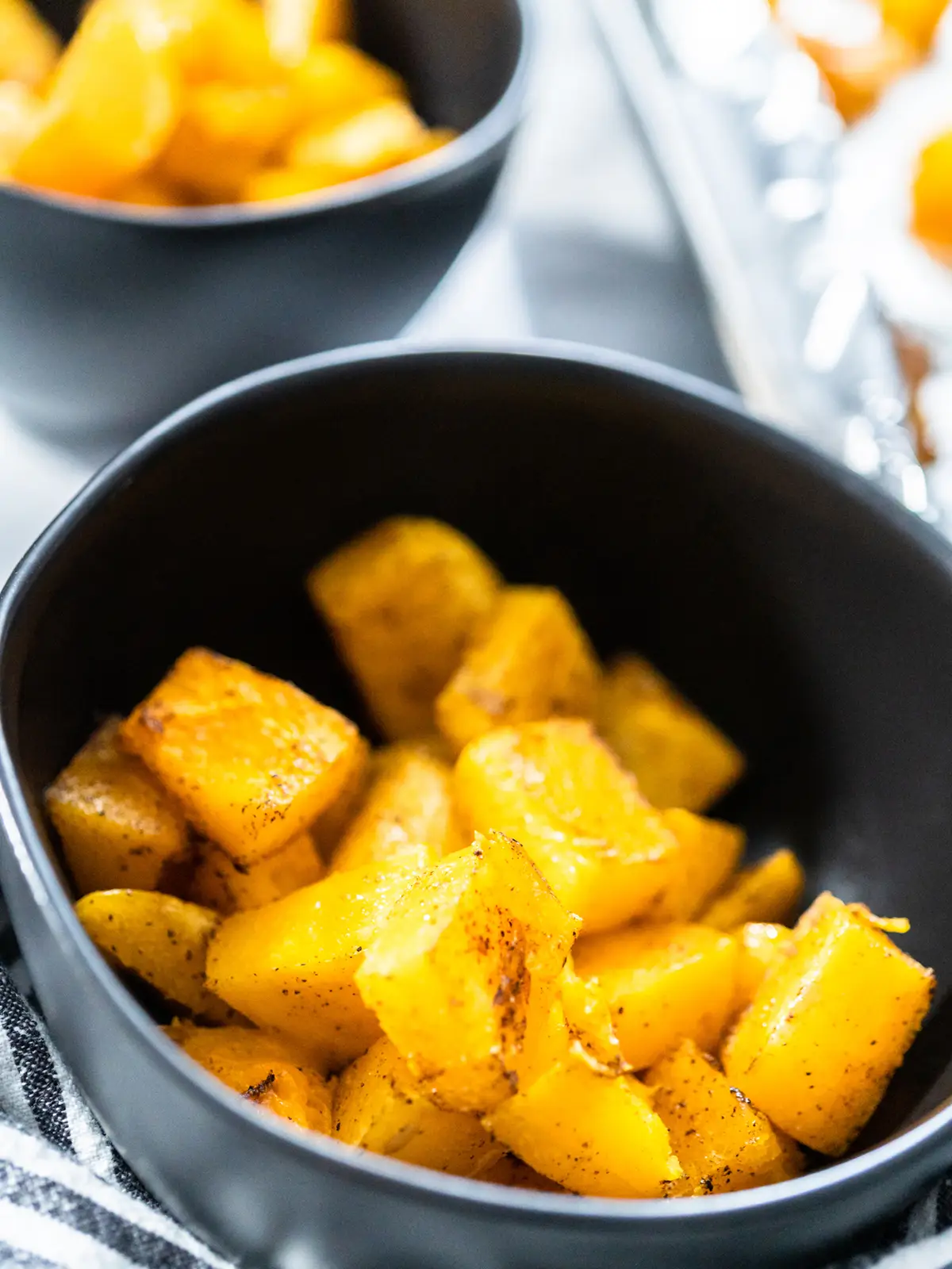 Trozos de calabaza asada con bordes caramelizados listos para la crema