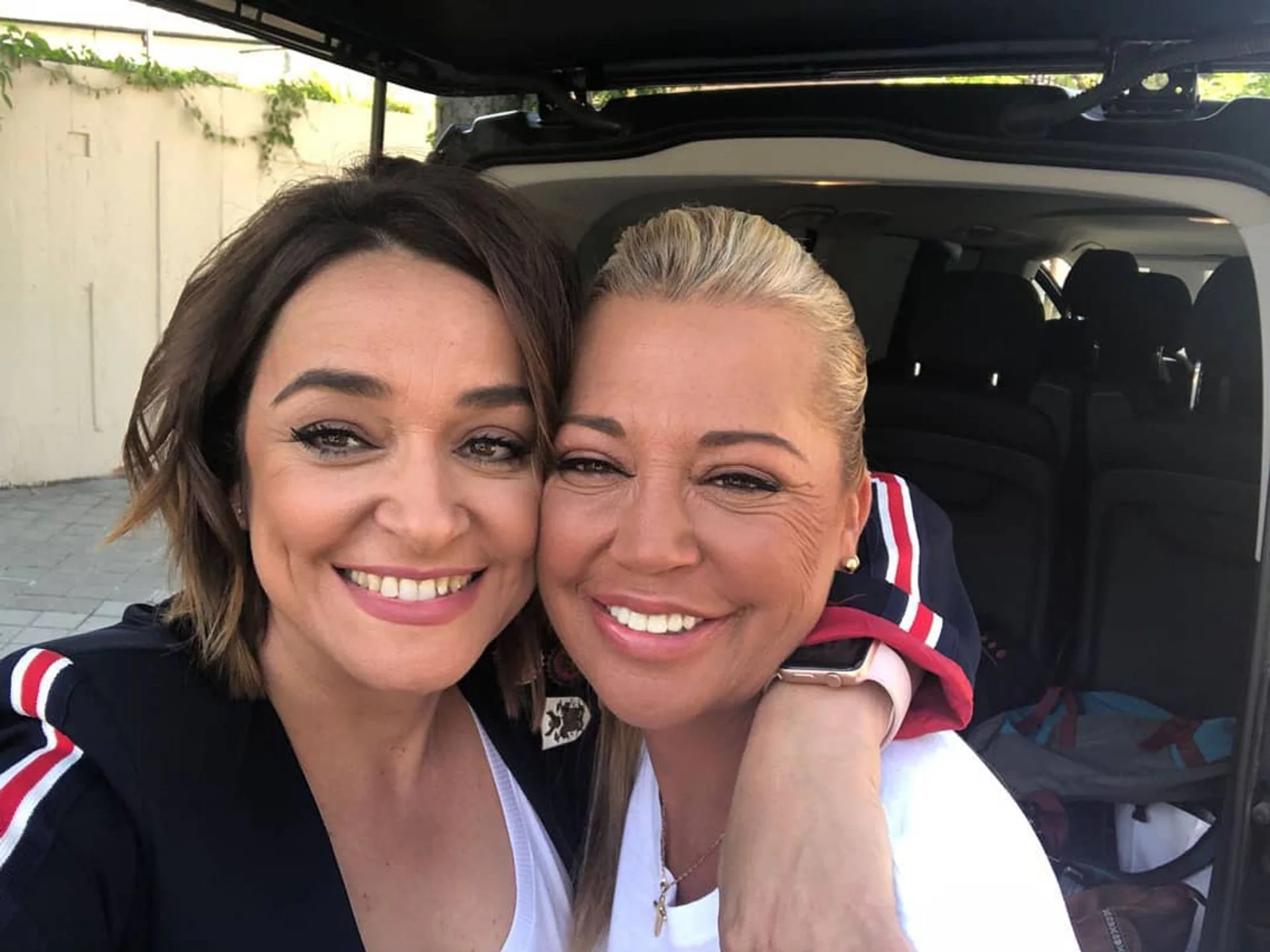 Toñi Moreno abraza a Belén Esteban