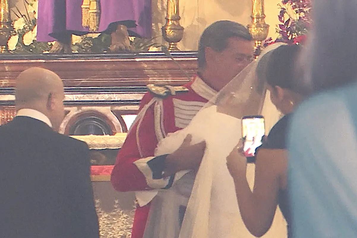 Beso Cayetano y Bárbara
