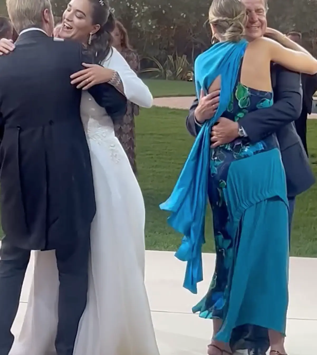 Abrazo novios con hijos
