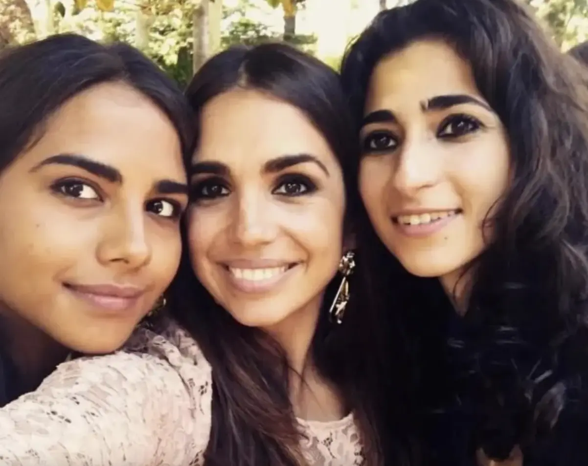 Elena Furiase con sus primas Lola Orellana y Alba Flores.