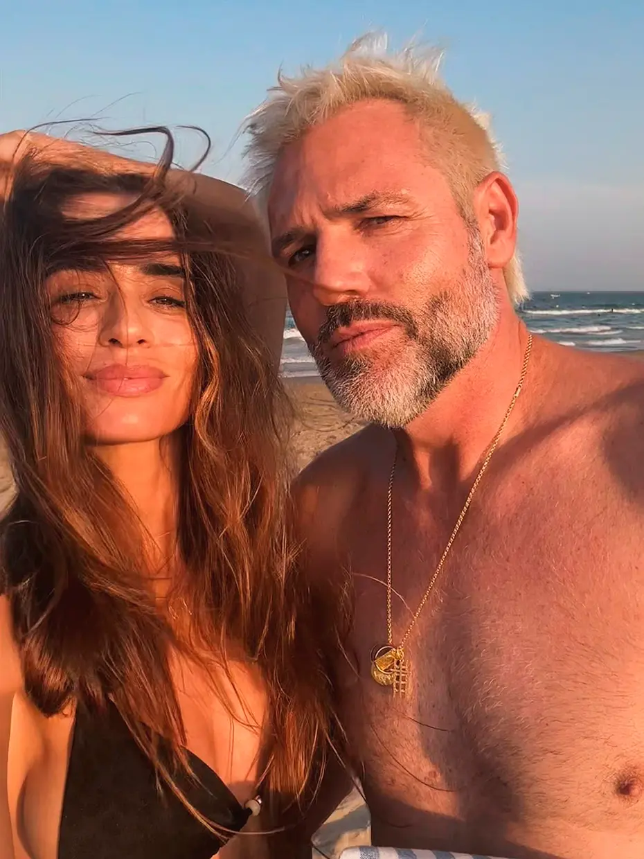 Santiago Cañizares con su pareja en la playa.