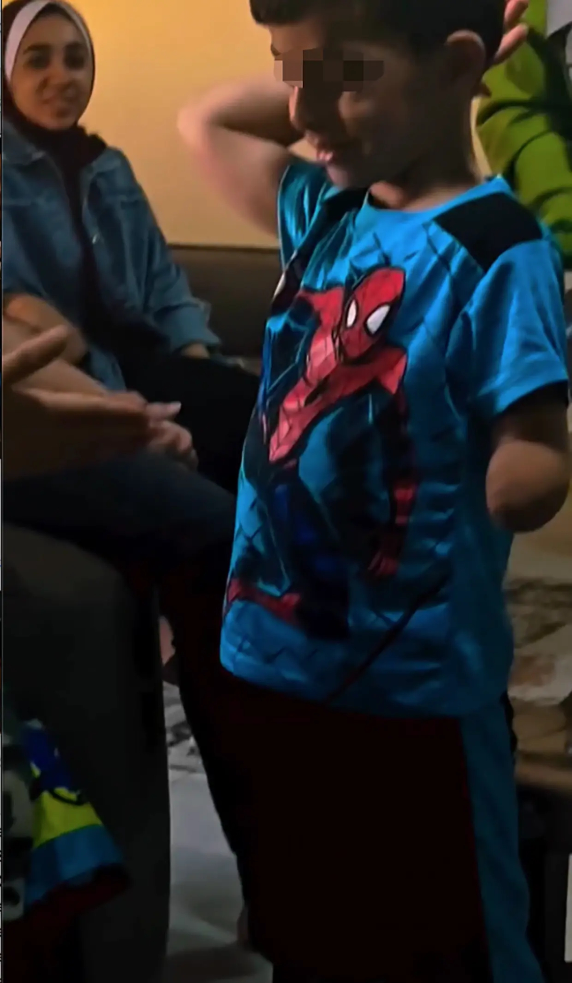 Niño de Gaza recibiendo un brazo protésico