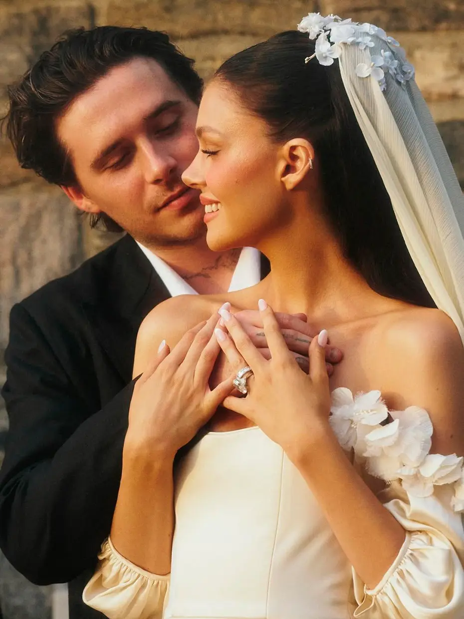 Brooklyn Beckham con NIcola Peltz el día de su boda