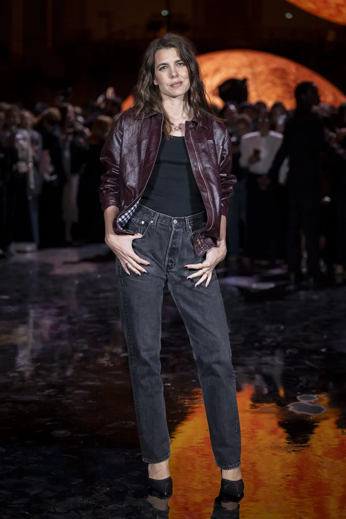Imagen de Chanel desde hace unos años, Carlota Casiraghi lució vaqueros negros y cazadora de cuero
