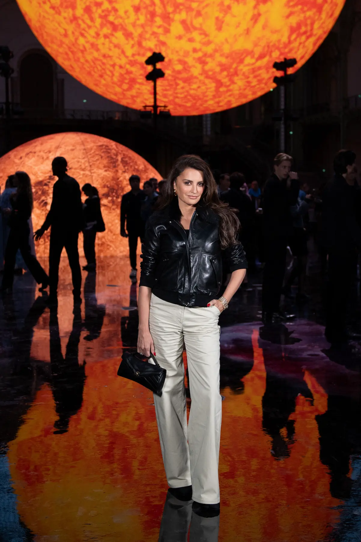 Imagen de "la maison", Penélope Cruz acudió vistiendo cazadora negra de cuero y pantalones blancos.
