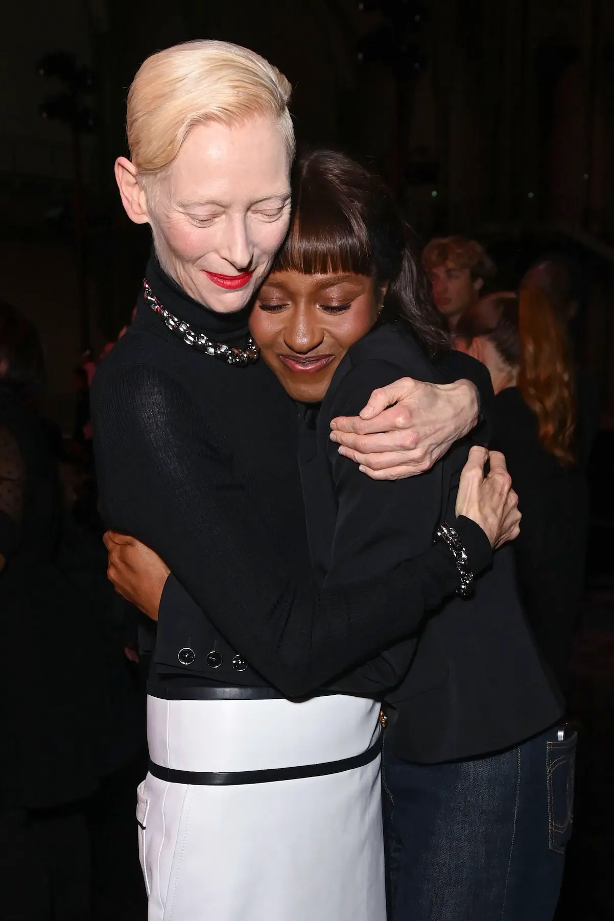 Tilda Swinton abrazando a la actriz estadounidense Ayo Edebiri.