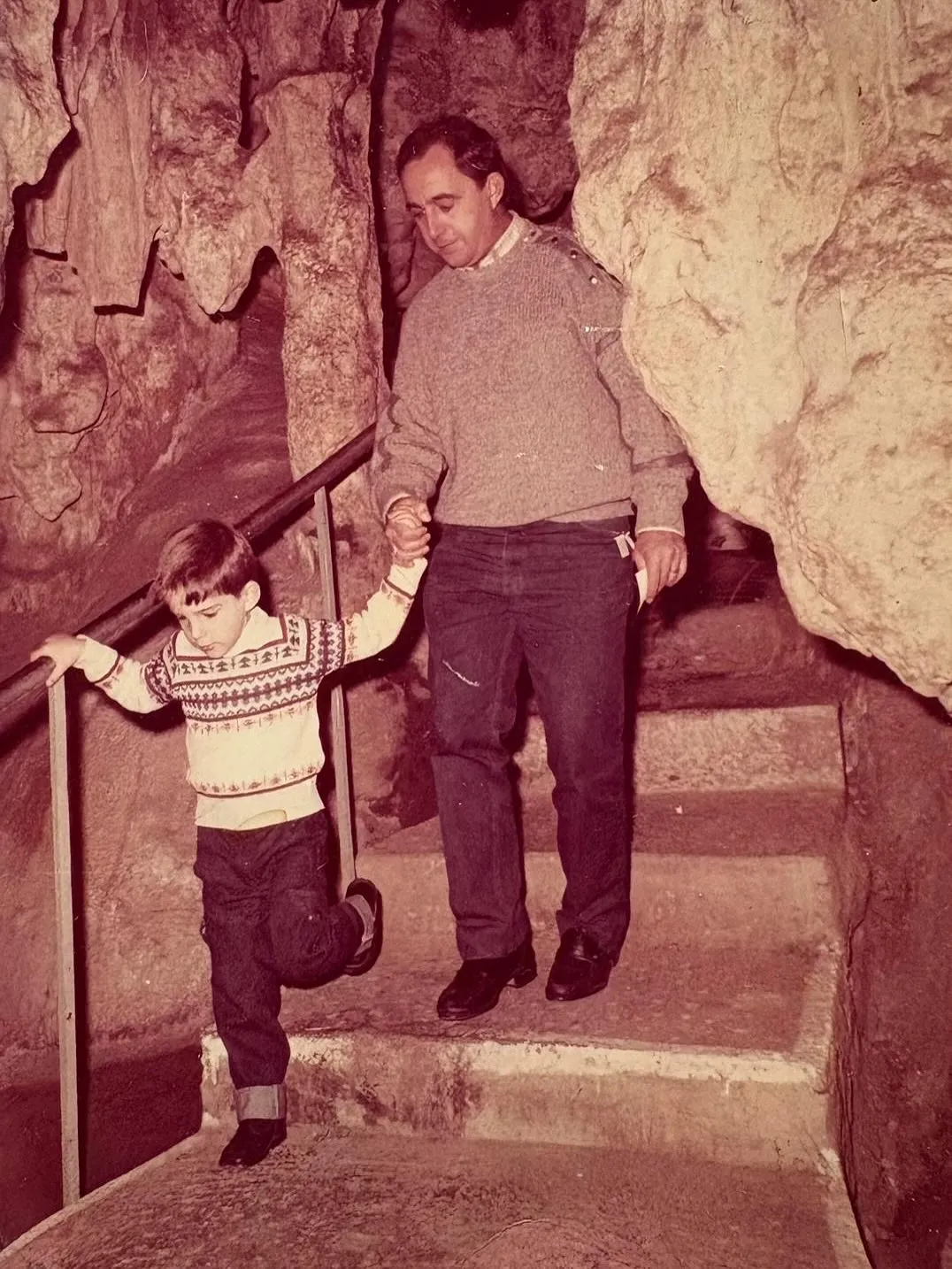 Dani Rovira de niño, junto a su padre, en las Cuevas de Nerja.