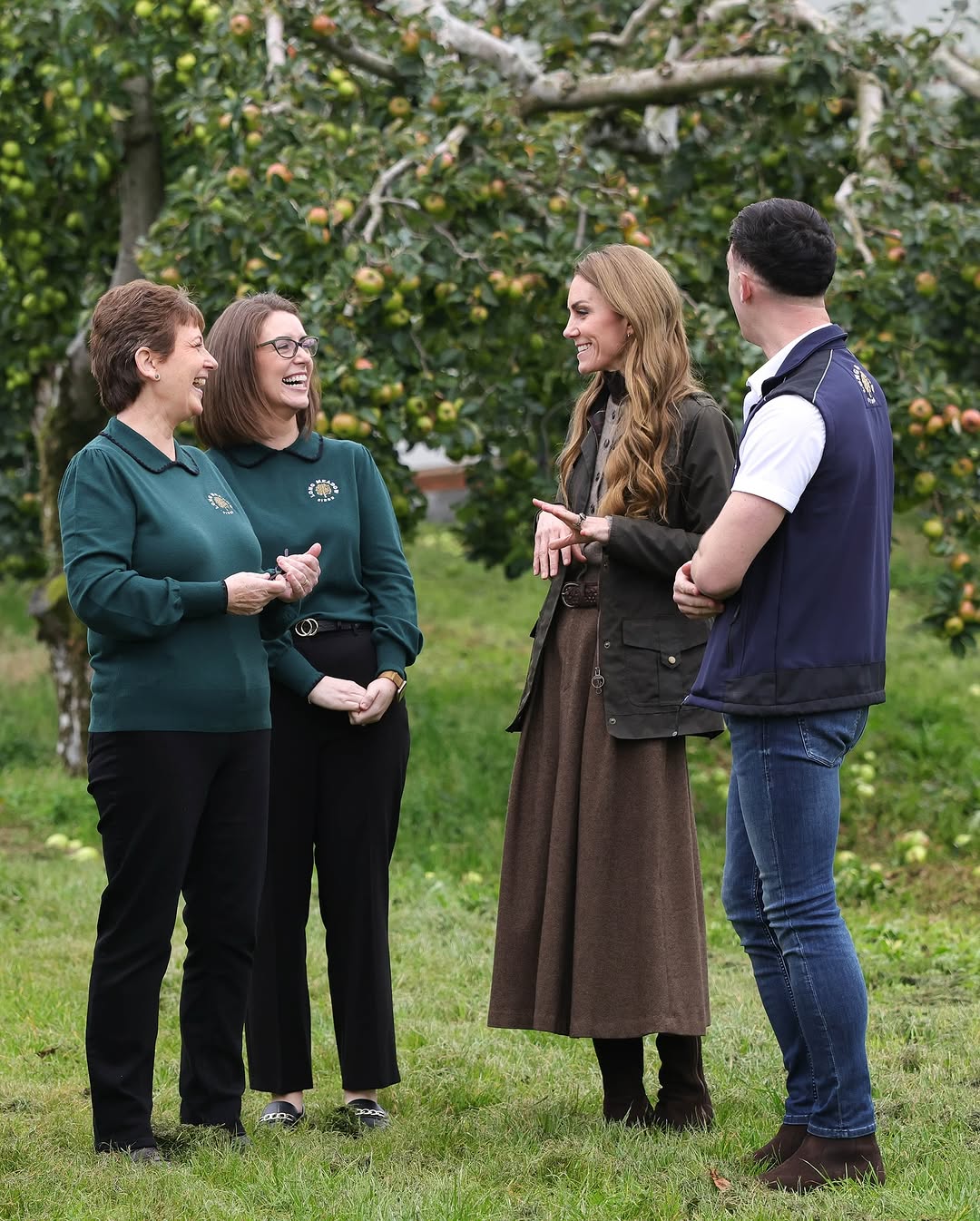 Kate Middleton y Guillermo: sus tiernas fotos recogiendo manzanas y preparando pasteles