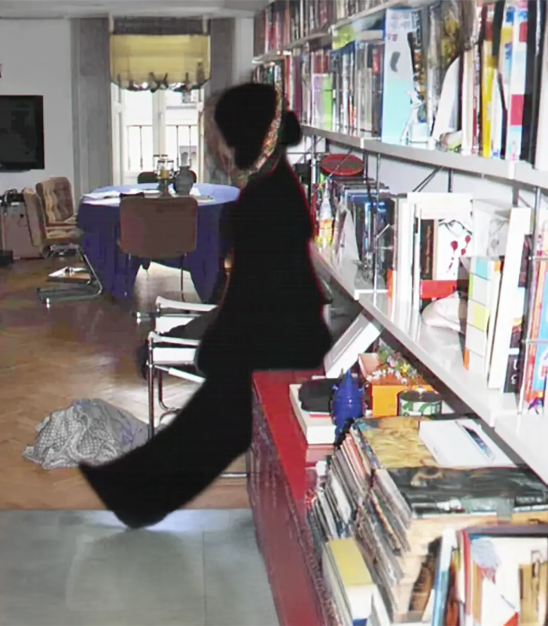 Recreación de cómo apareció el cuerpo sin vida de Biondo, colgado de la estantería del salón de su casa.